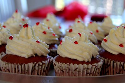 evento aziendale happy hour in rosso
