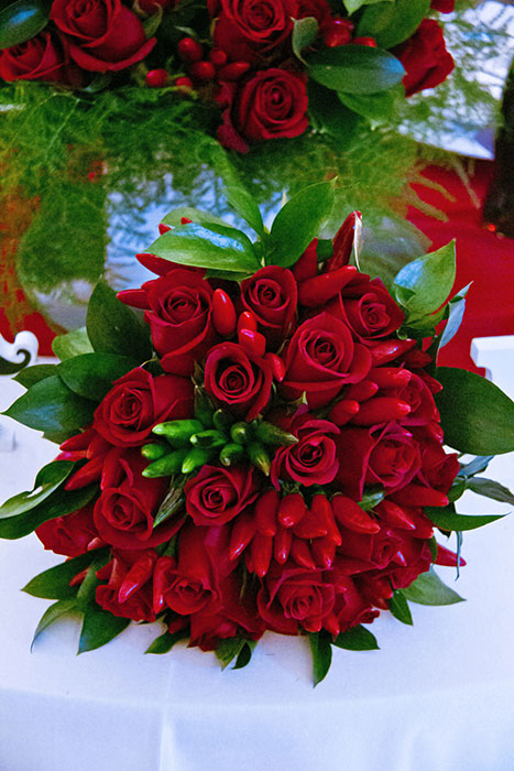 matrimonio rockabilly bouquet rose rosse e peperoncini