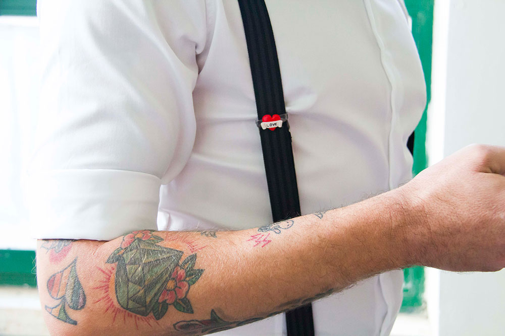 matrimonio rockabilly dettaglio straccale tatuaggi e spilla in fimo