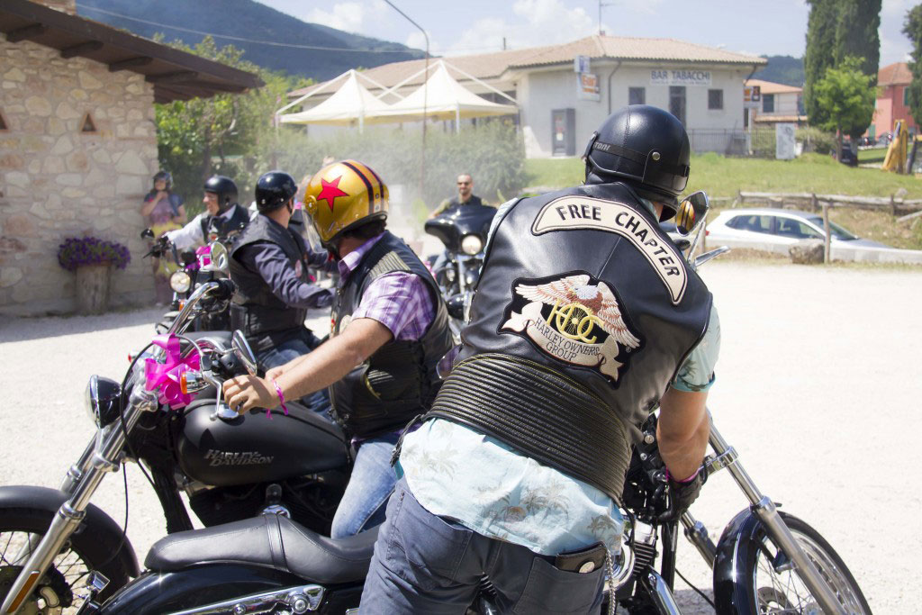 L'arrivo al ricevimento degli invitati a bordo di harley davidson