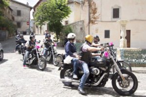 Arrivo degli sposi in moto