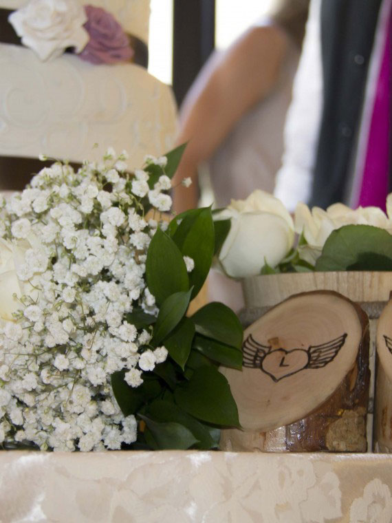Particolare al tavolo degli sposi con logo matrimonio
