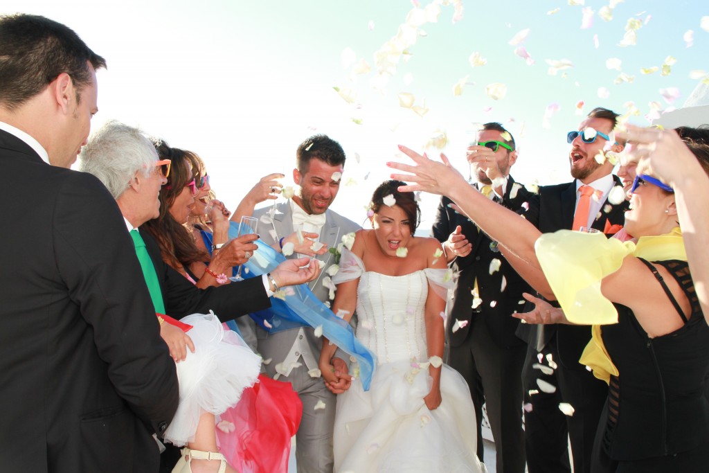 Rainbow wedding sposarsi a santorini