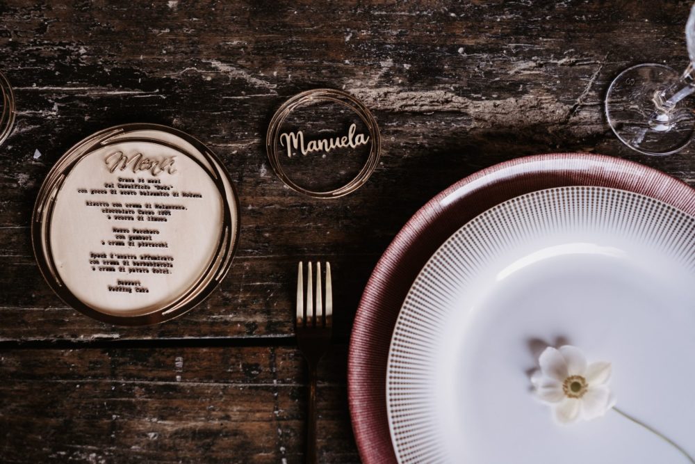 Coordinato di Matrimonio: Menu e Segnaposto in plexiglass trasparente, oro specchiato e legno naturale
