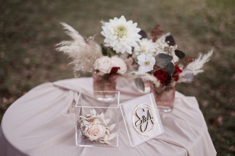 Coordinato di Matrimonio: Box portafedi in plexiglass trasparente con personalizzazione in oro e legno naturale