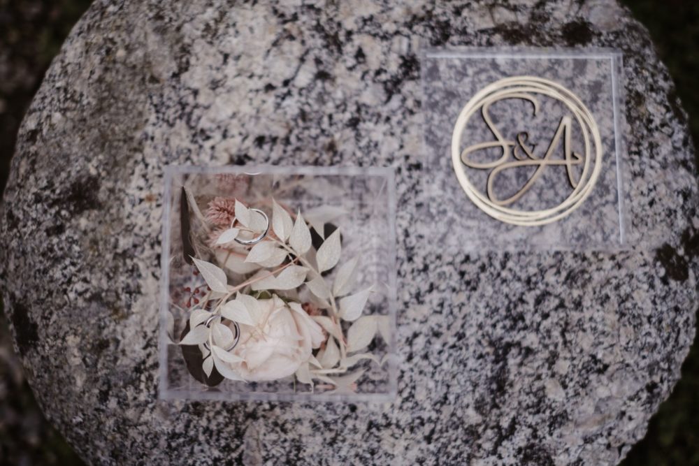 Coordinato di Matrimonio: Box portafedi in plexiglass trasparente con personalizzazione in oro e legno naturale