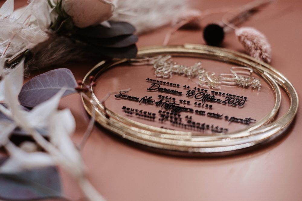 Coordinato di Matrimonio: Partecipazioni in oro e plexiglass trasparente