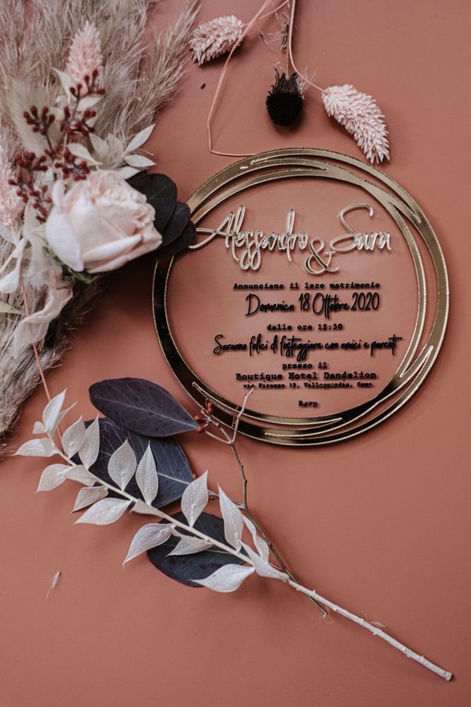 Coordinato di Matrimonio: Partecipazioni in oro e plexiglass trasparente