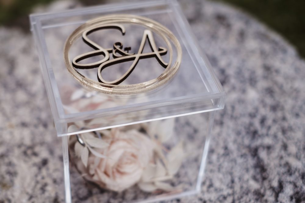 Coordinato di Matrimonio: Box portafedi in plexiglass trasparente con personalizzazione in oro e legno naturale 